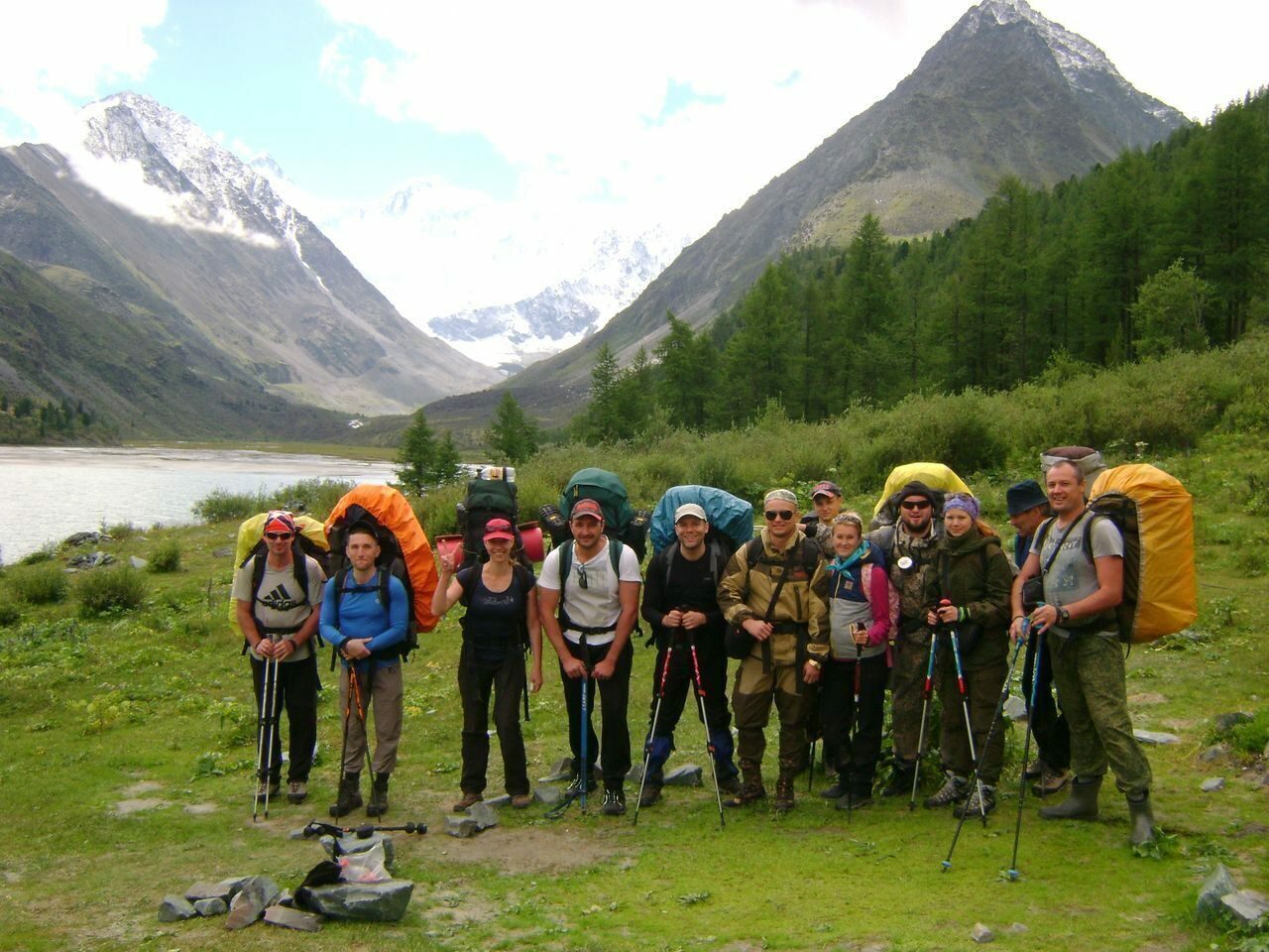 Республика алтай туристы. Экотуризм горный Алтай. Альплагерь Аккем. Горный Алтай походы в горы.